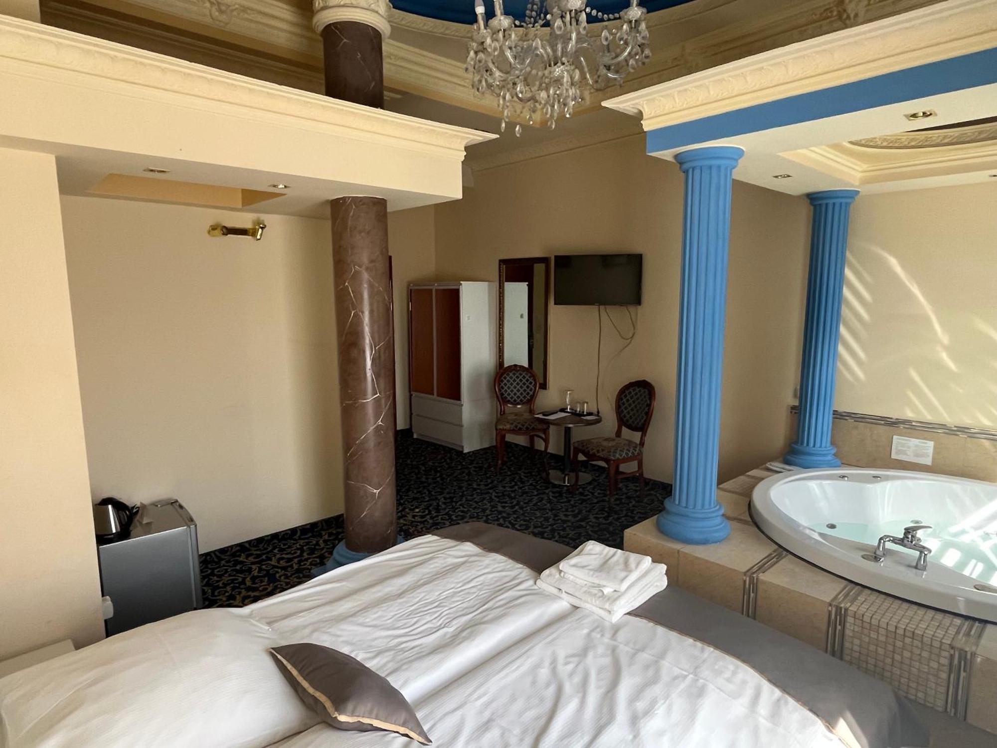 Hotel Venecia Palace Михаловице Экстерьер фото