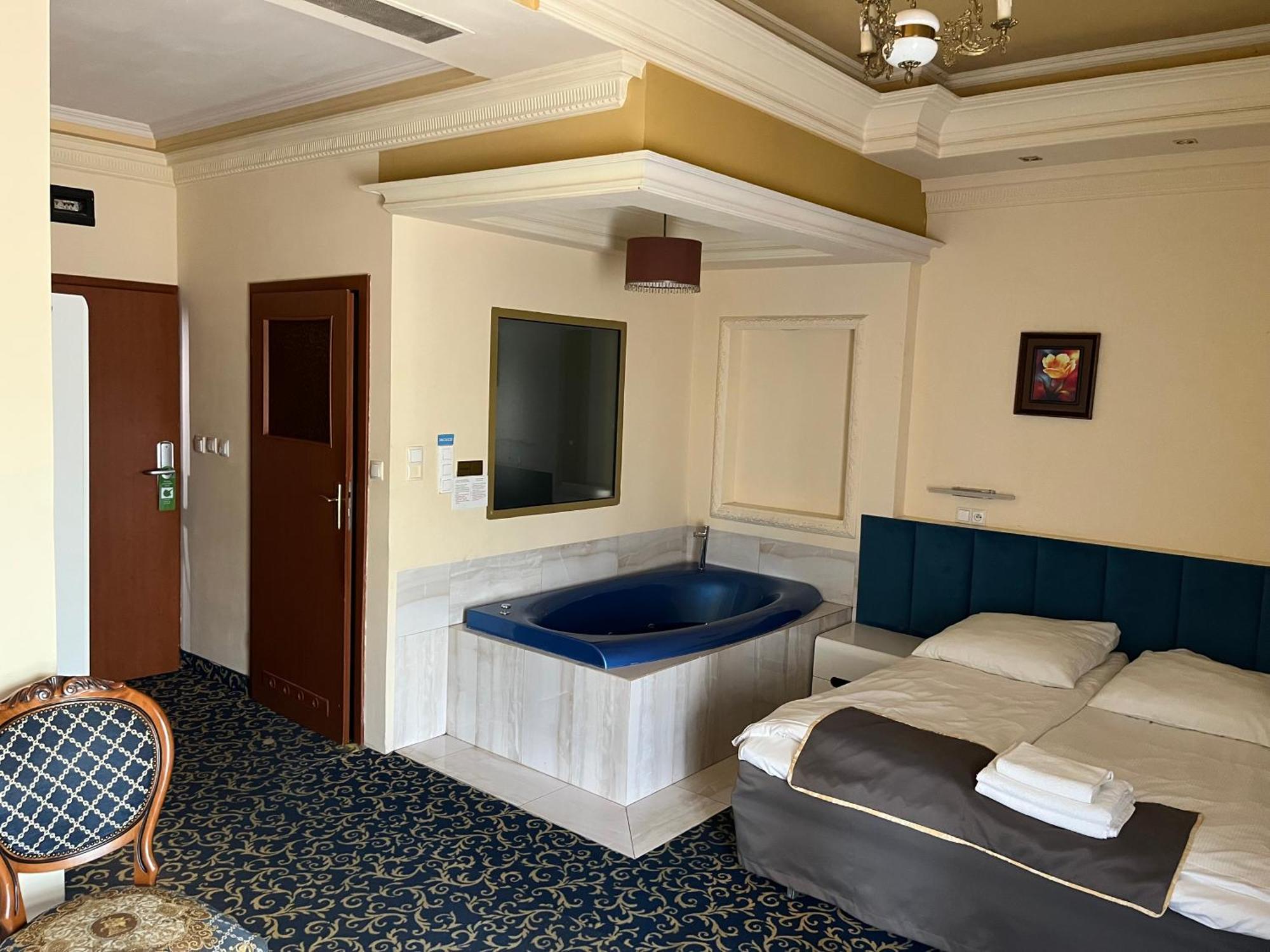 Hotel Venecia Palace Михаловице Экстерьер фото