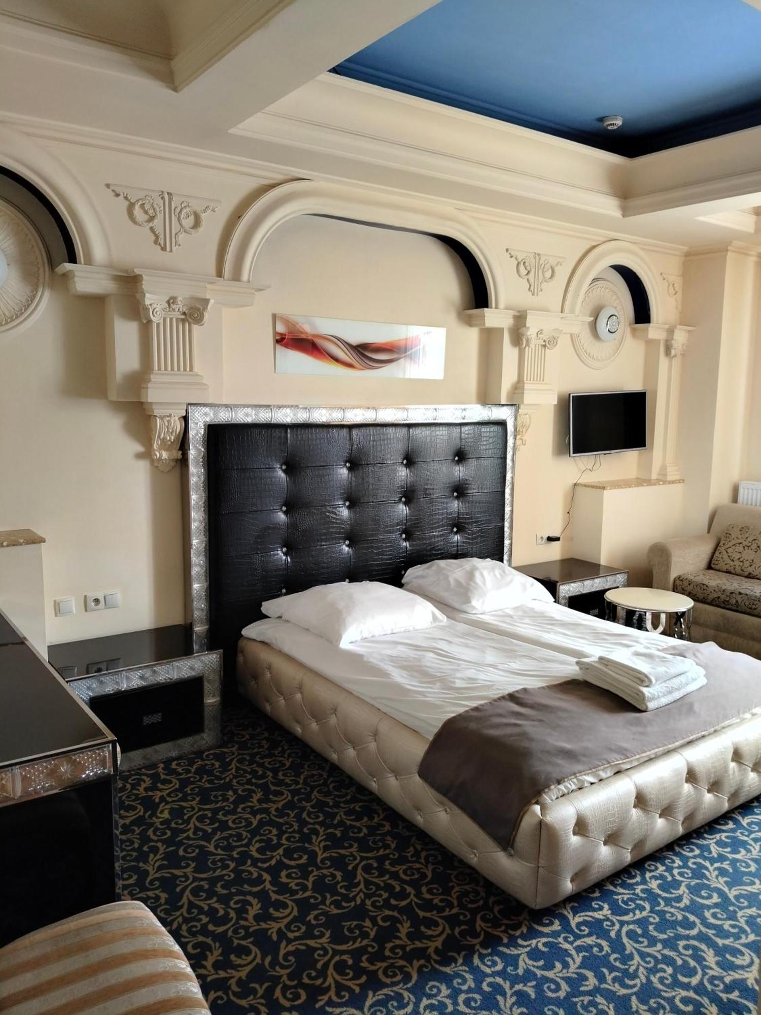 Hotel Venecia Palace Михаловице Экстерьер фото
