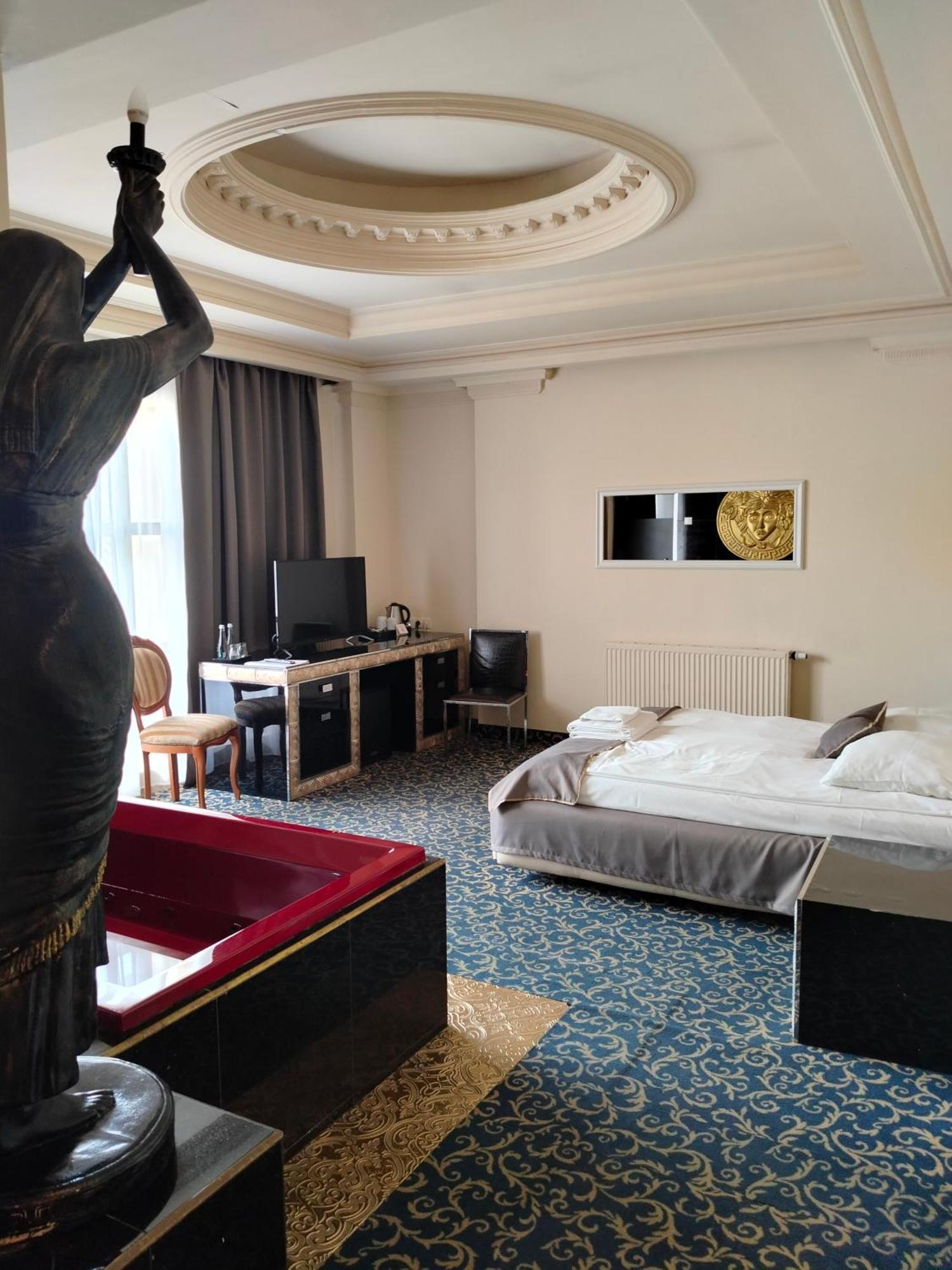 Hotel Venecia Palace Михаловице Экстерьер фото