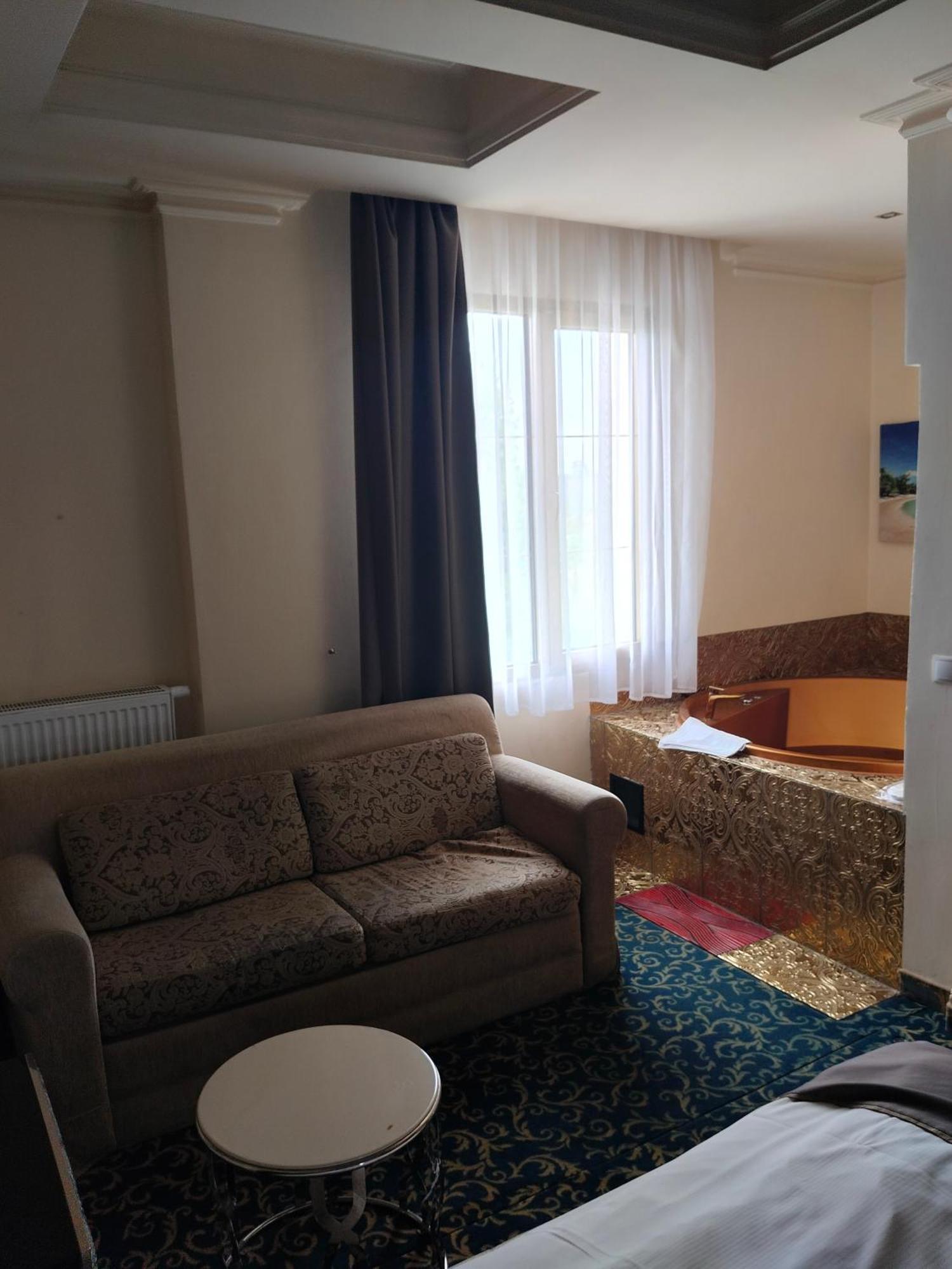 Hotel Venecia Palace Михаловице Экстерьер фото
