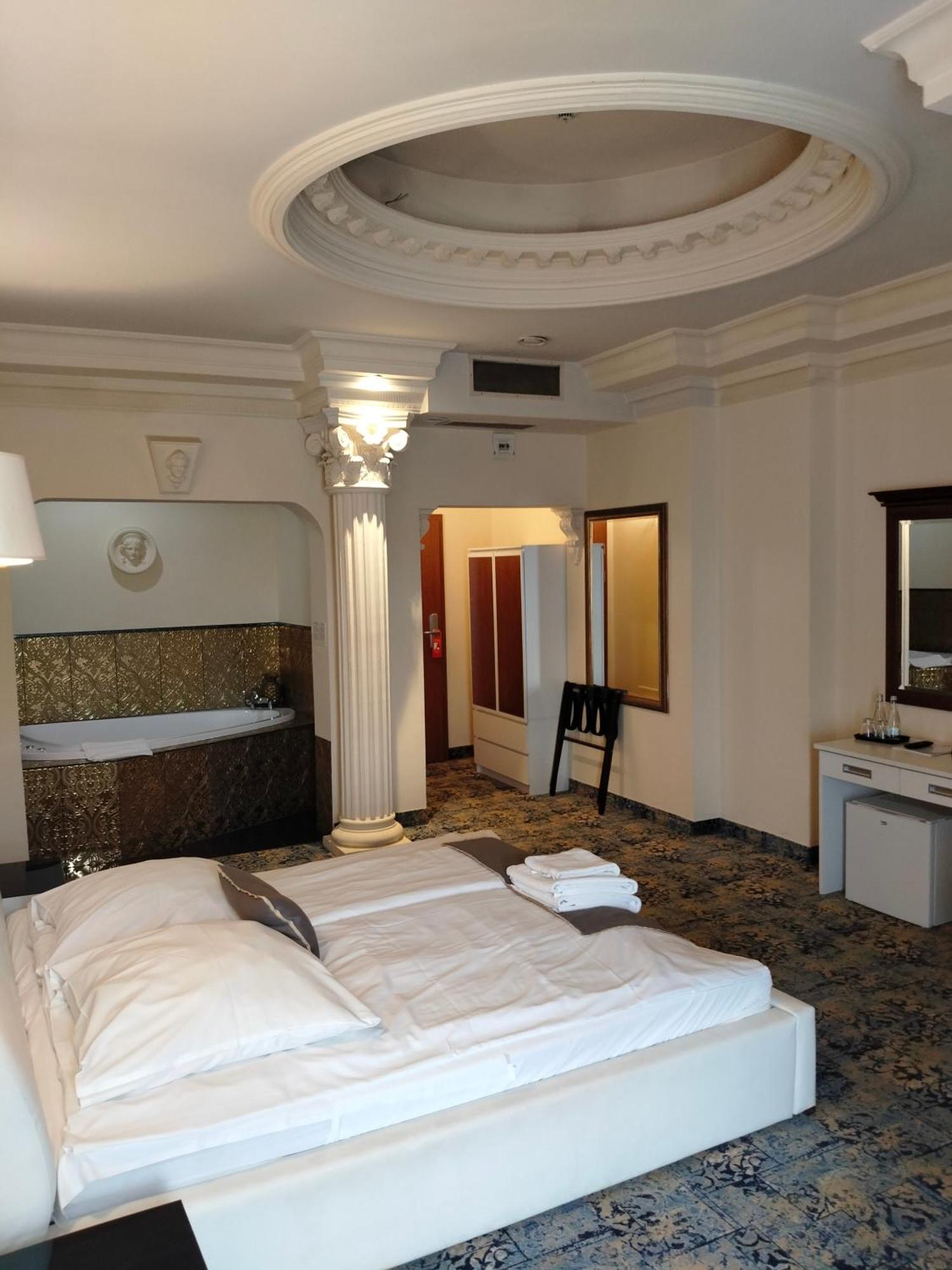 Hotel Venecia Palace Михаловице Экстерьер фото