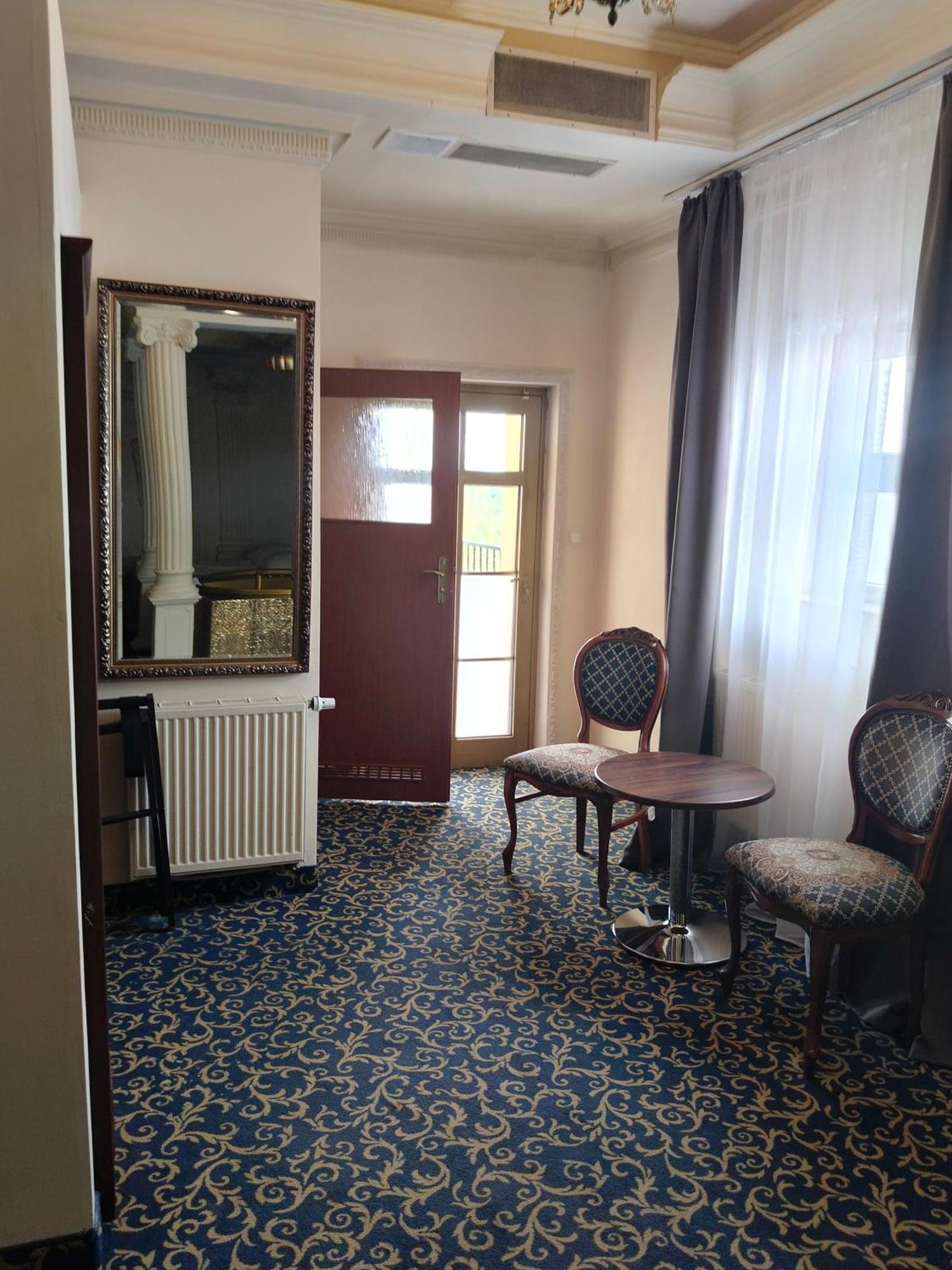 Hotel Venecia Palace Михаловице Экстерьер фото